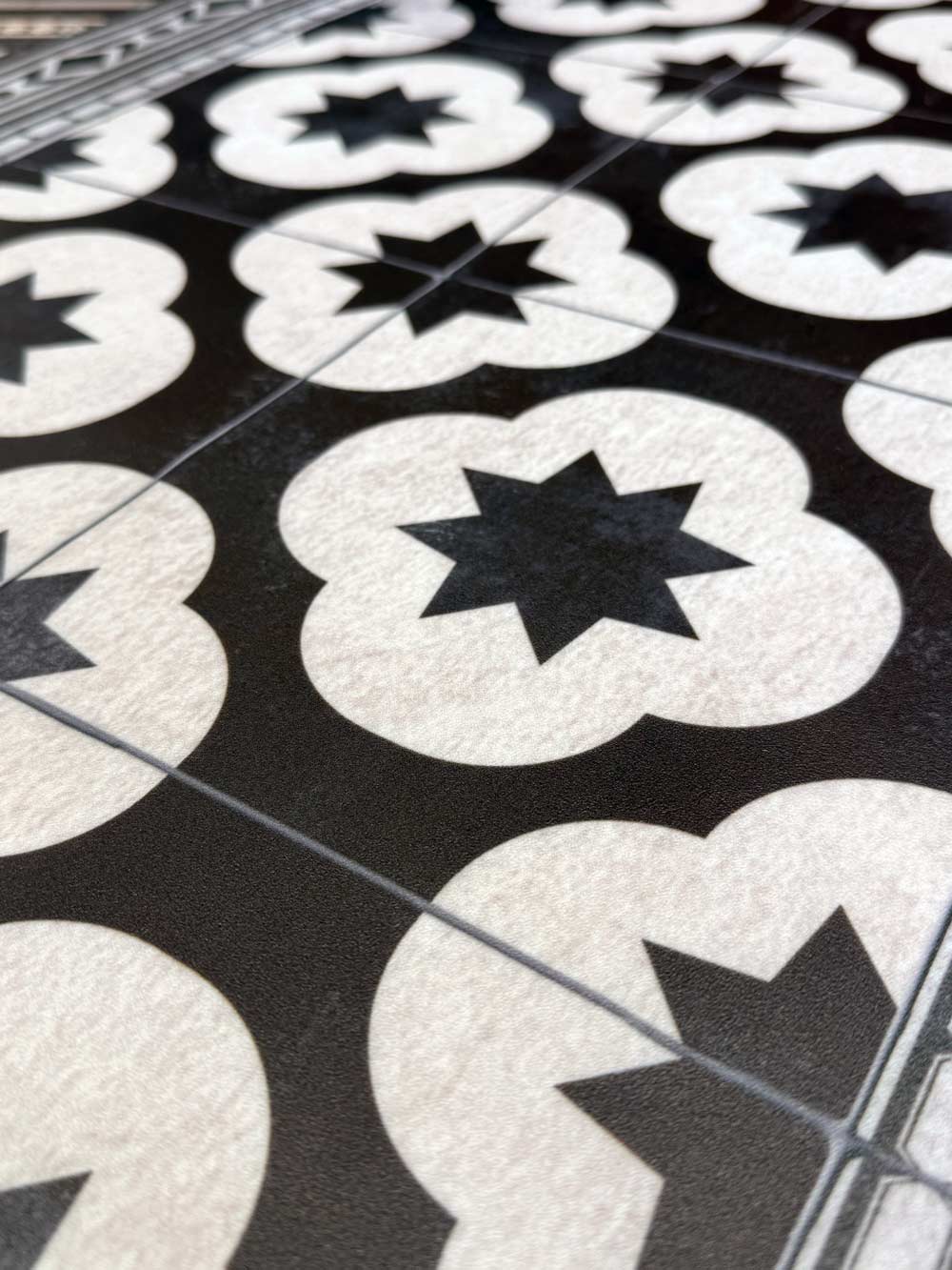 Beija Flor Clover Antique black and white patterned vinyl floor mat