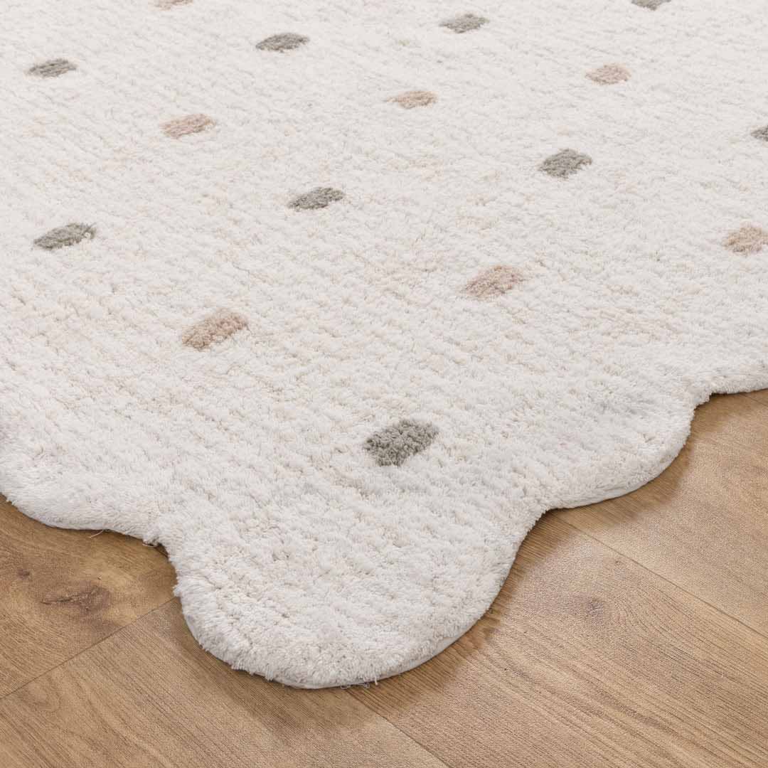 Como Cloud rug – cotton kids rug in soft white with subtle pastel dots and scalloped edge design, plush and lightweight. Available at Rugs N Timber Belrose
