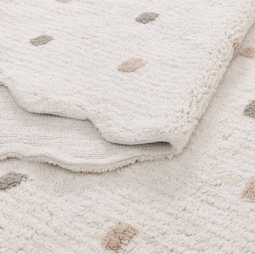 Como Cloud rug – cotton kids rug in soft white with subtle pastel dots and scalloped edge design, plush and lightweight. Available at Rugs N Timber Belrose