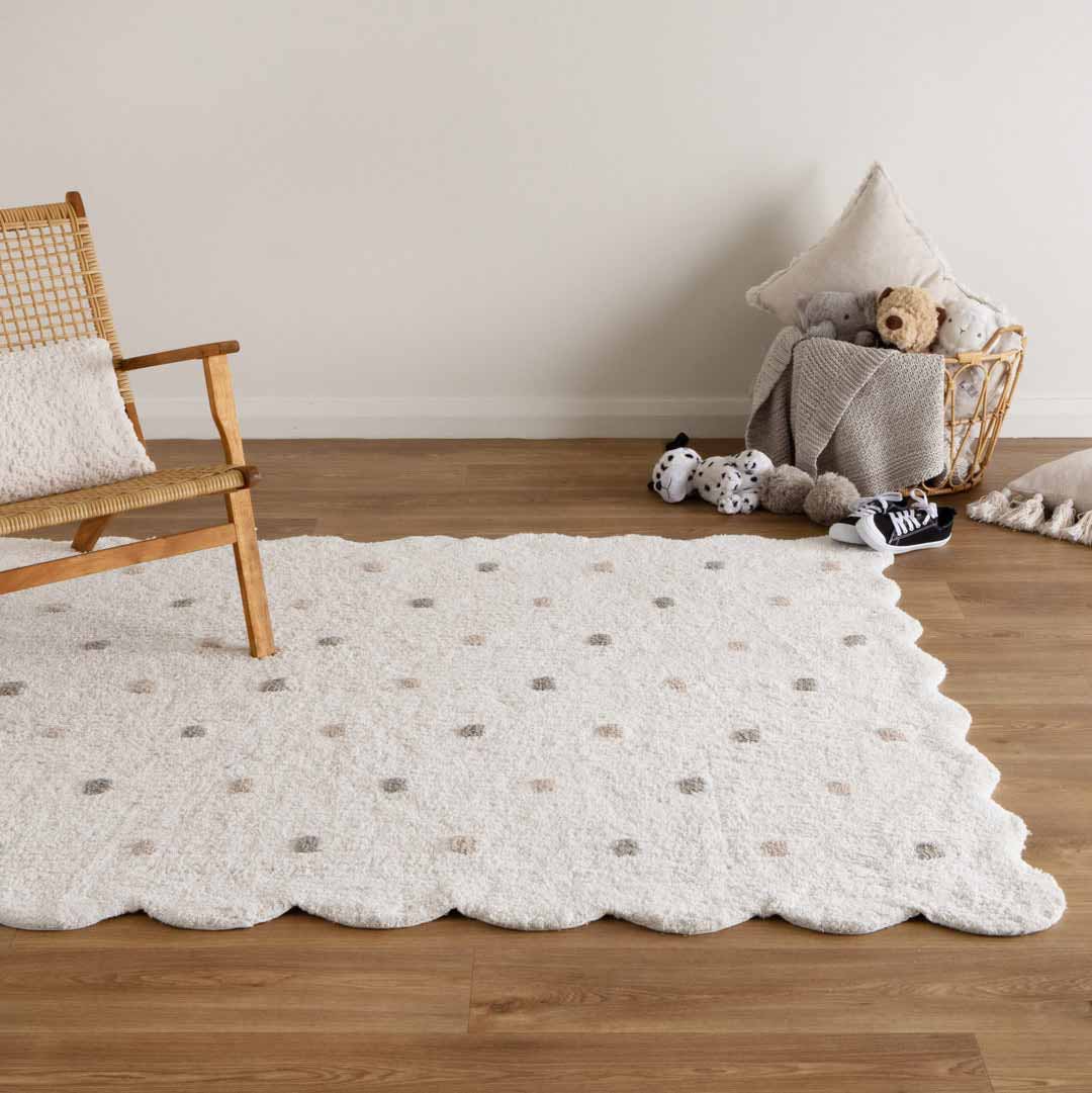 Como Cloud rug – cotton kids rug in soft white with subtle pastel dots and scalloped edge design, plush and lightweight. Available at Rugs N Timber Belrose
